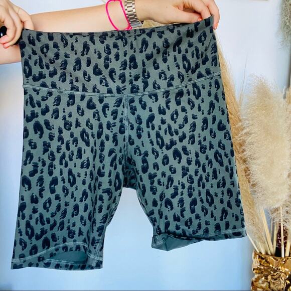 OLD NAVY Green Animal Print High Rise Waisted Biker Short 8" Inseam L Gym Lounge - Picture 3 of 8